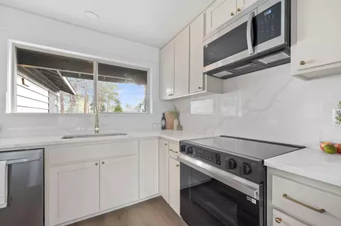 Kitchen - 20356 Shahala Ct, Bend, OR 97702 photo 5 of 8