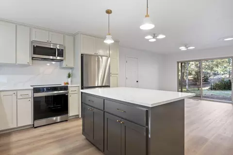 Kitchen - 20356 Shahala Ct, Bend, OR 97702 photo 8 of 8
