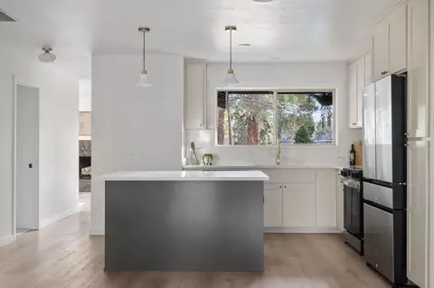 Kitchen - 20356 Shahala Ct, Bend, OR 97702 photo 7 of 8