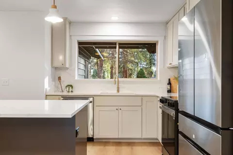 Kitchen - 20356 Shahala Ct, Bend, OR 97702 photo 6 of 8