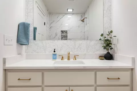 Bath - 20356 Shahala Ct, Bend, OR 97702 photo 2 of 6
