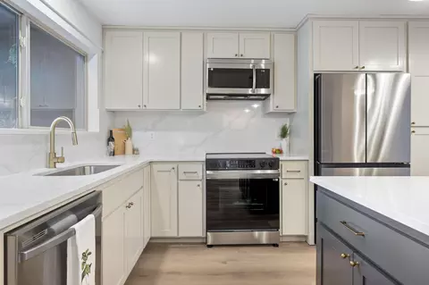 Kitchen - 20356 Shahala Ct, Bend, OR 97702 photo 2 of 8