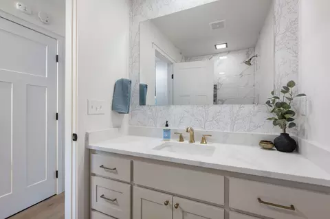 Bath - 20356 Shahala Ct, Bend, OR 97702 photo 4 of 6