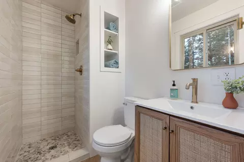 Bath - 20356 Shahala Ct, Bend, OR 97702 photo 5 of 6