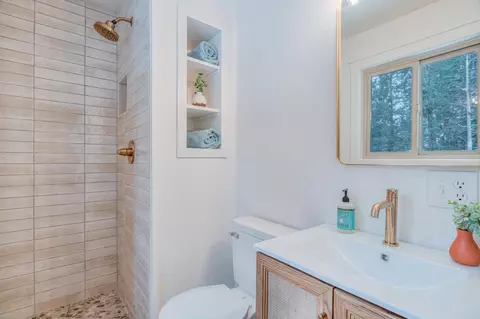 Bath - 20356 Shahala Ct, Bend, OR 97702 photo 6 of 6