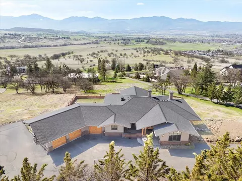 5150 Aerial Heights Dr, Medford, OR 97504