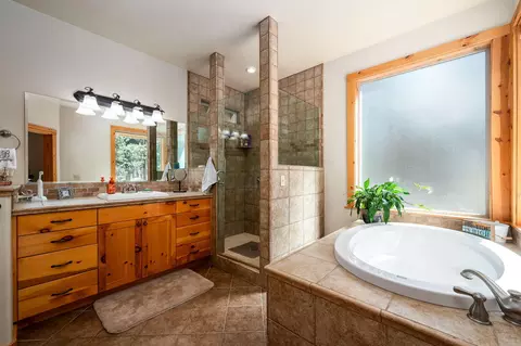Bath - 56072 Remington Dr, Bend, OR 97707 photo 1 of 3