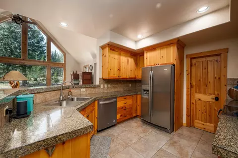 Kitchen - 56072 Remington Dr, Bend, OR 97707 photo 1 of 2