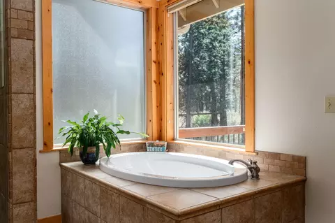 Bath - 56072 Remington Dr, Bend, OR 97707 photo 2 of 3