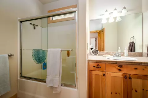Bath - 56072 Remington Dr, Bend, OR 97707 photo 3 of 3