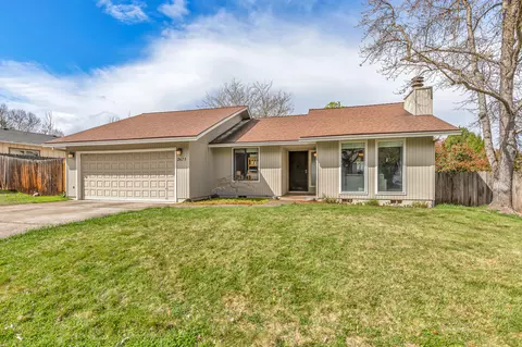 2671 Snowcrest Dr, Medford, OR 97504
