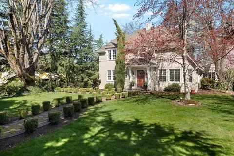 1711 E Main St, Medford, OR 97504