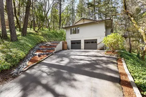 1836 W Schutzwohl Ln, Grants Pass, OR 97527