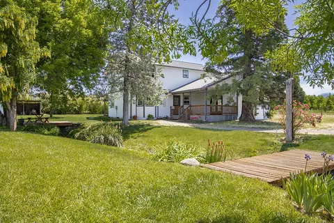 679 W Valley View Rd, Talent, OR 97540