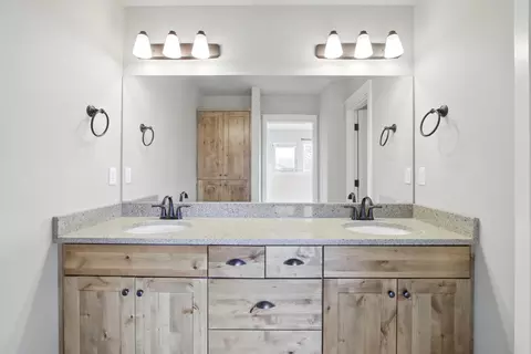 Bath - 704 NE Vail Ln, Bend, OR 97701 photo 2 of 4