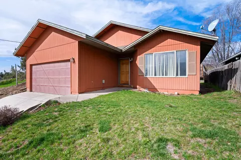 156 NE 9th St, Madras, OR 97741