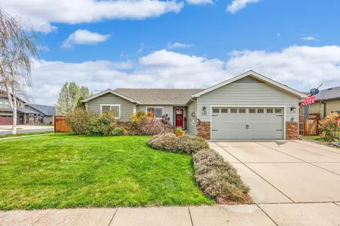 370 Roundgate Dr, Medford, OR 97501