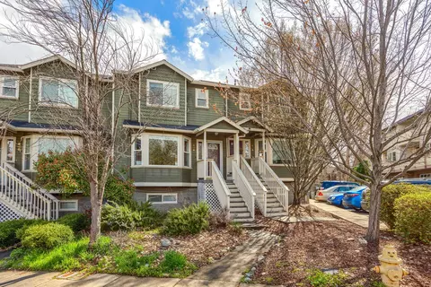 894 Blackberry Ln, Ashland, OR 97520