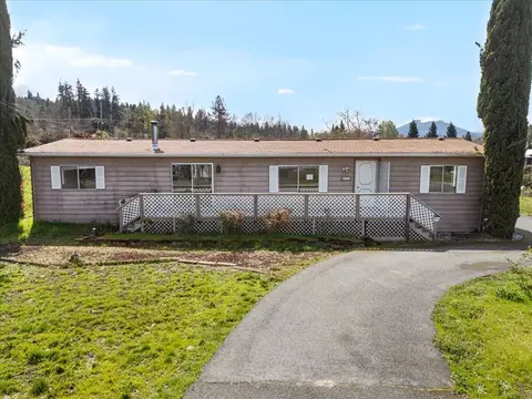 829 W West Harbeck Rd, Grants Pass, OR 97527