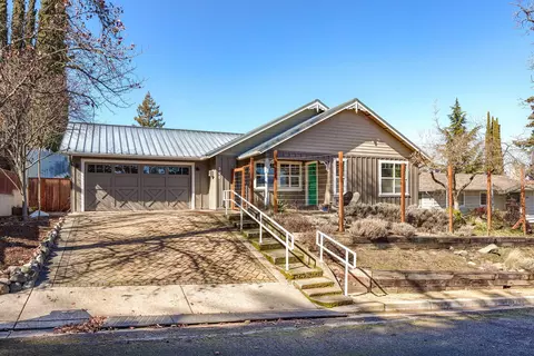 395 Kearney St, Ashland, OR 97520