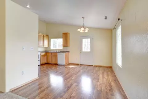 587 S Royal Ave, Eagle Point, OR 97524 photo 6