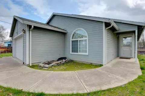 587 S Royal Ave, Eagle Point, OR 97524 photo 3