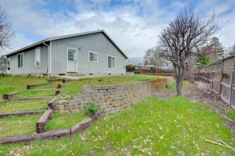 587 S Royal Ave, Eagle Point, OR 97524 photo 18