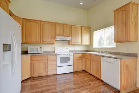 587 S Royal Ave, Eagle Point, OR 97524 photo 9