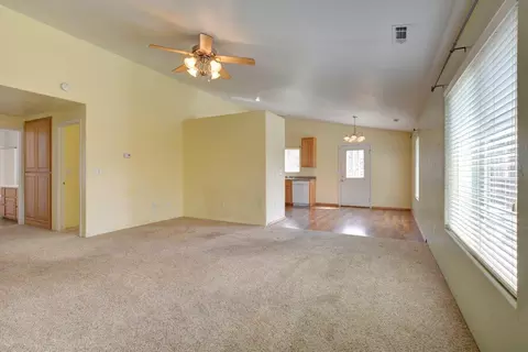 587 S Royal Ave, Eagle Point, OR 97524 photo 4