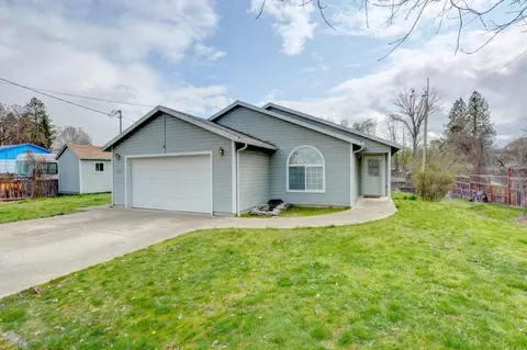 587 S Royal Ave, Eagle Point, OR 97524 photo 2