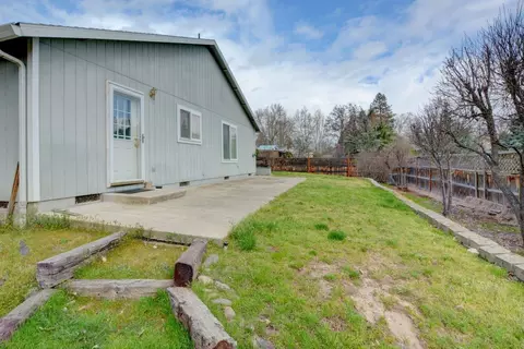 587 S Royal Ave, Eagle Point, OR 97524 photo 19