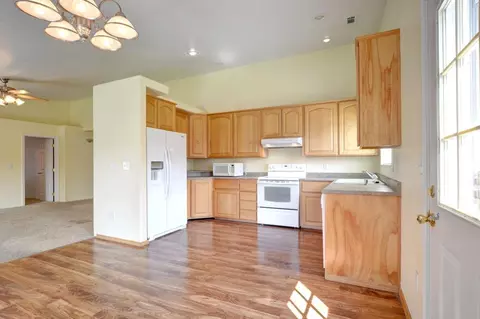 587 S Royal Ave, Eagle Point, OR 97524 photo 8