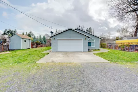587 S Royal Ave, Eagle Point, OR 97524