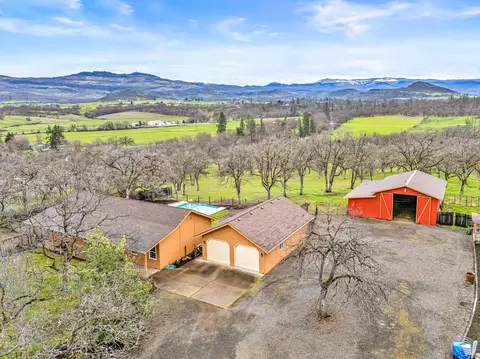 446 Ayres Rd, Eagle Point, OR 97524 photo 4