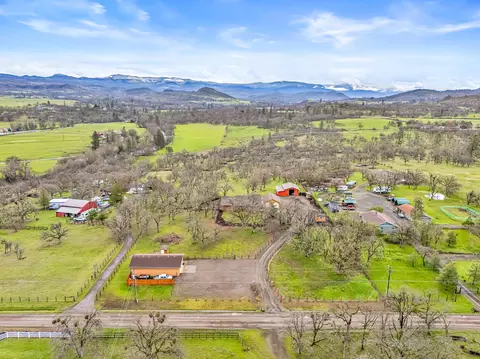 446 Ayres Rd, Eagle Point, OR 97524