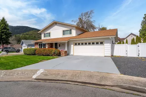 109 Hickory Dr, Rogue River, OR 97537