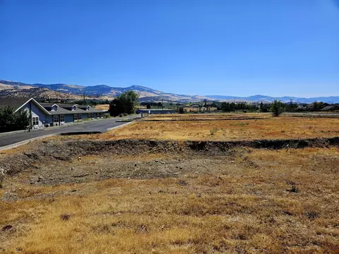 240 Suncrest Rd, Talent, OR 97540