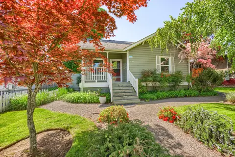 574 E Main St, Ashland, OR 97520