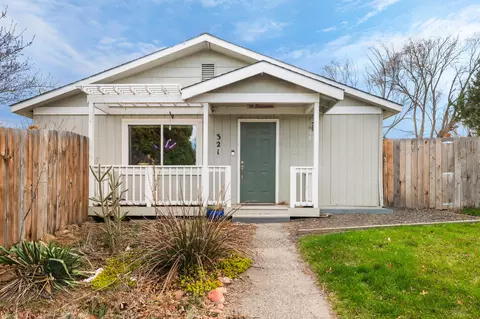 321 NE 8th St, Madras, OR 97741