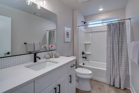 Bath - 3903 NE Oakside Loop, Bend, OR 97701 photo 2 of 2
