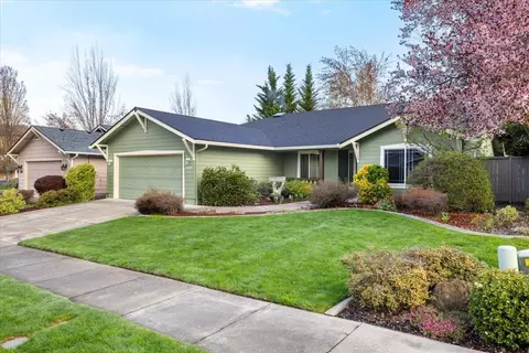 3307 Edgewater Dr, Medford, OR 97504