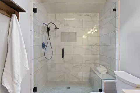 Bath - 61270 Victory Loop, Bend, OR 97702 photo 2 of 3