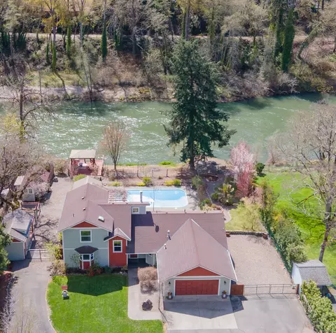 377 Avenue De Teresa, Grants Pass, OR 97526