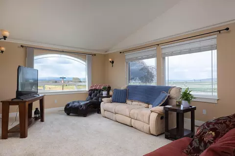 Living - 200 Ridgeview Dr, Culver, OR 97734 photo 2 of 3