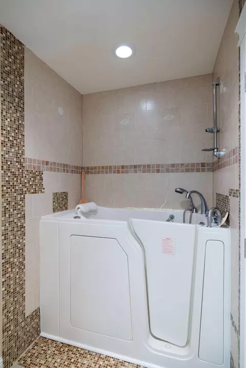 Bath - 200 Ridgeview Dr, Culver, OR 97734 photo 3 of 3