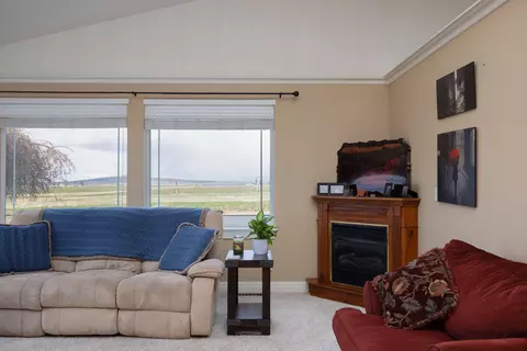 Living - 200 Ridgeview Dr, Culver, OR 97734 photo 3 of 3