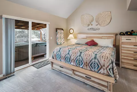 Bedroom - 20905 Clear View Ct, Bend, OR 97702 photo 2 of 4