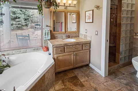 Bath - 20905 Clear View Ct, Bend, OR 97702 photo 2 of 3