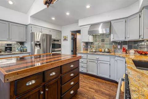 Kitchen - 20905 Clear View Ct, Bend, OR 97702 photo 2 of 3