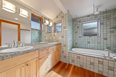 Bath - 18947 NW Squirreltail Loop, Bend, OR 97703 photo 4 of 5